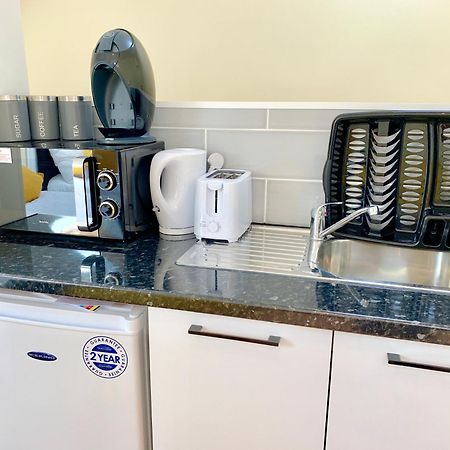 London Studio Apartments, Private Bathroom, Kitchenette, Parking, Np7 Exteriér fotografie