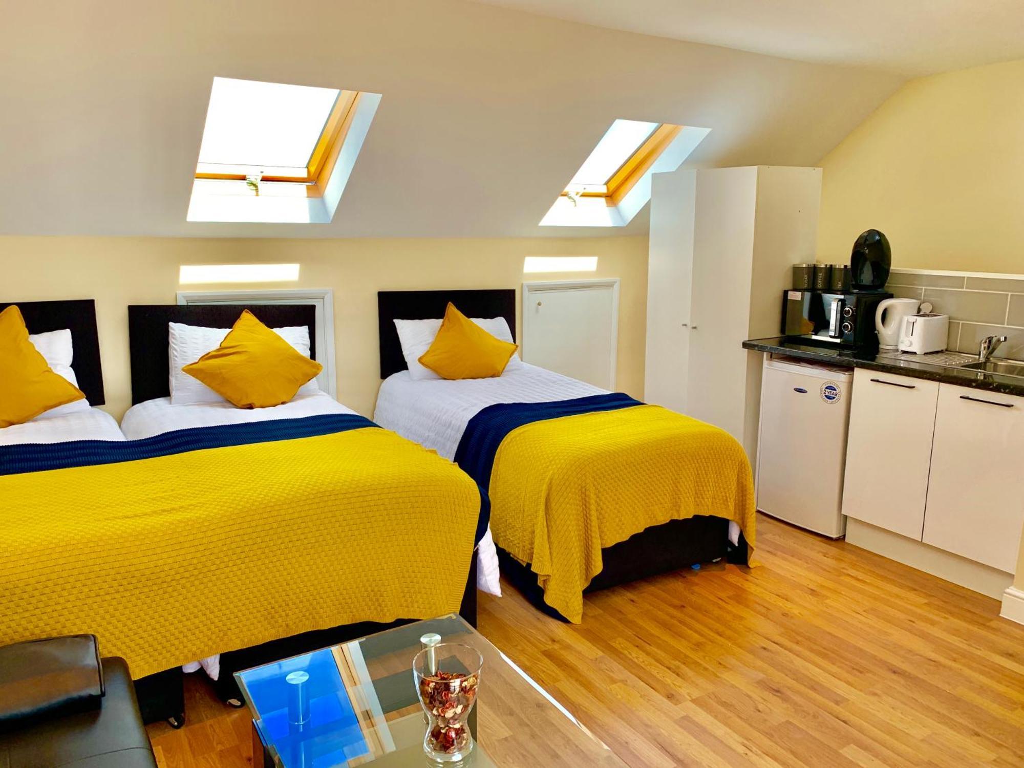 London Studio Apartments, Private Bathroom, Kitchenette, Parking, Np7 Exteriér fotografie