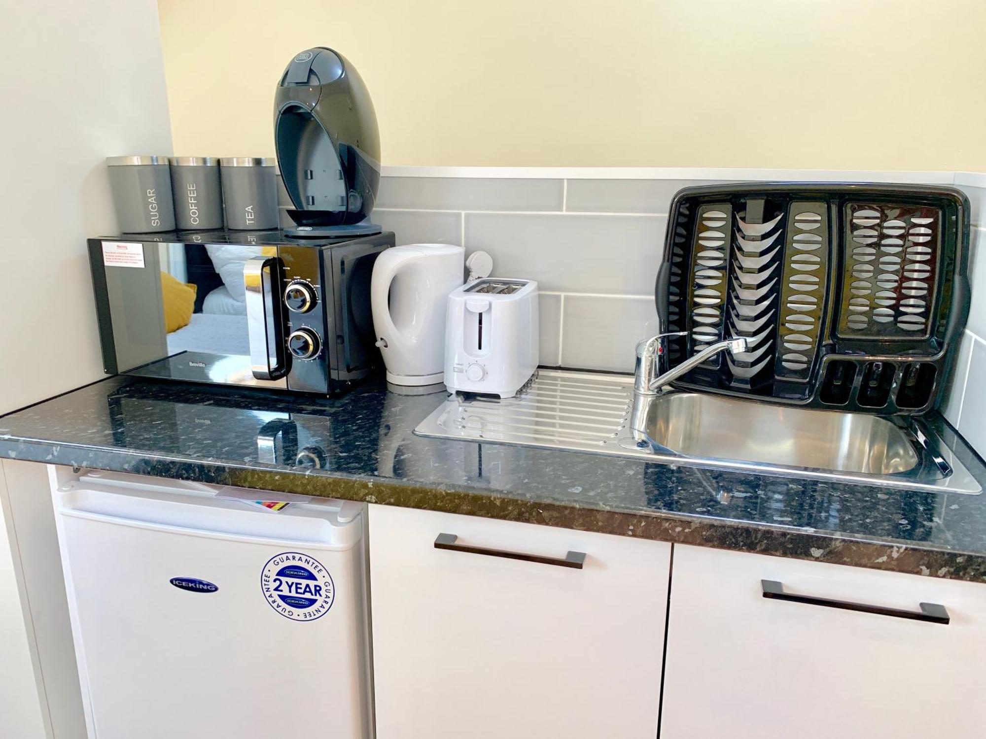London Studio Apartments, Private Bathroom, Kitchenette, Parking, Np7 Exteriér fotografie