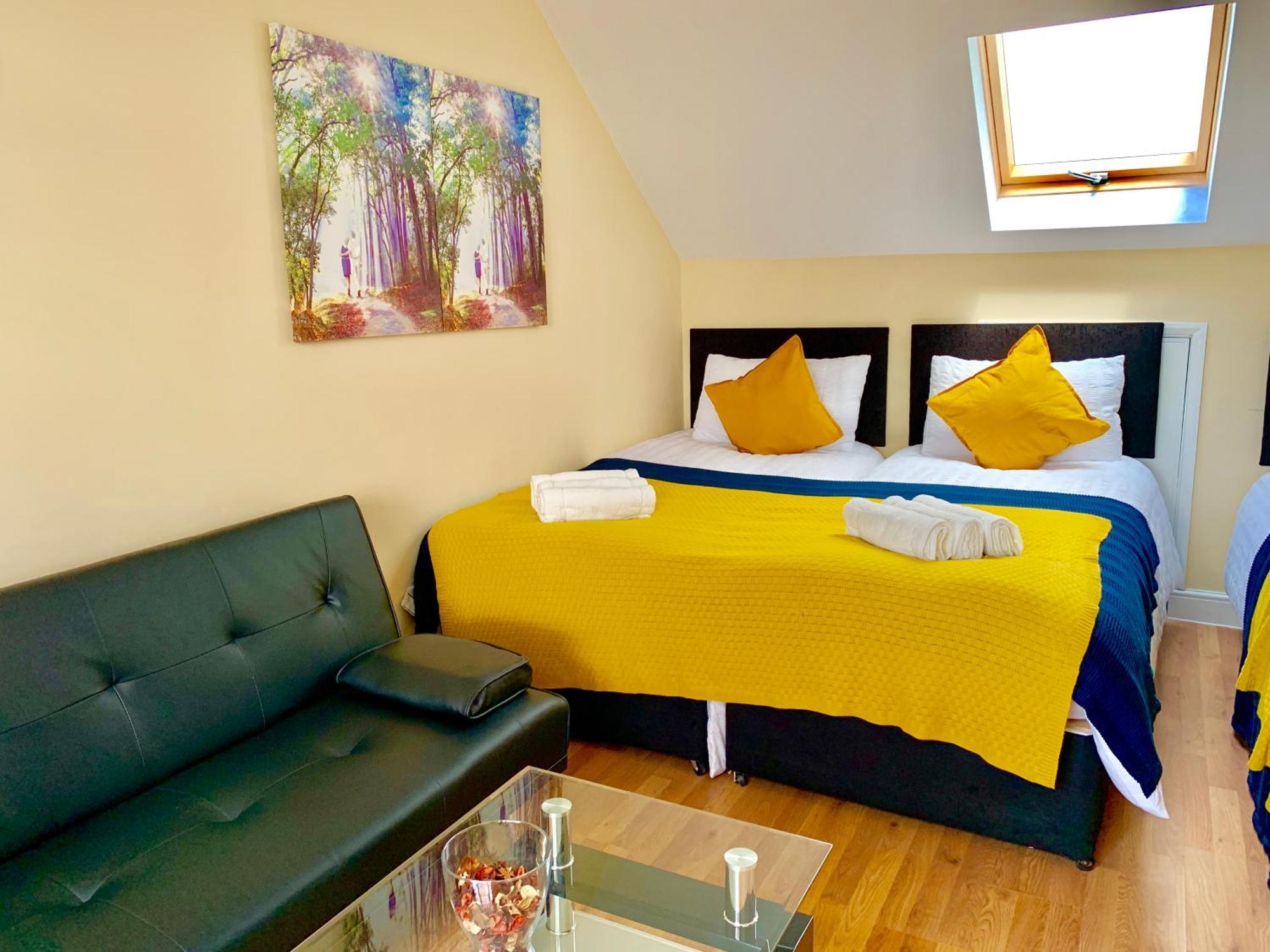 London Studio Apartments, Private Bathroom, Kitchenette, Parking, Np7 Exteriér fotografie