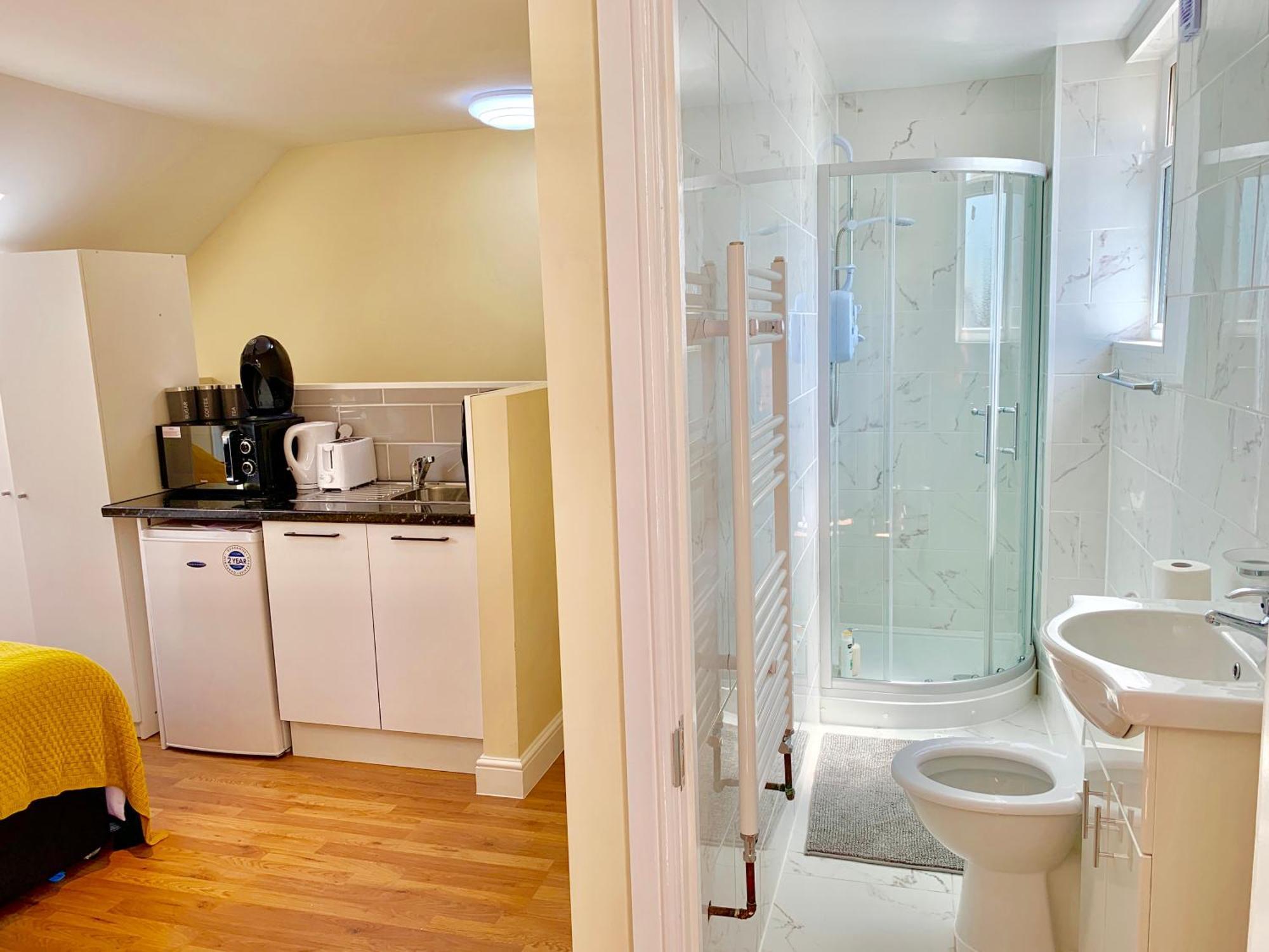 London Studio Apartments, Private Bathroom, Kitchenette, Parking, Np7 Exteriér fotografie