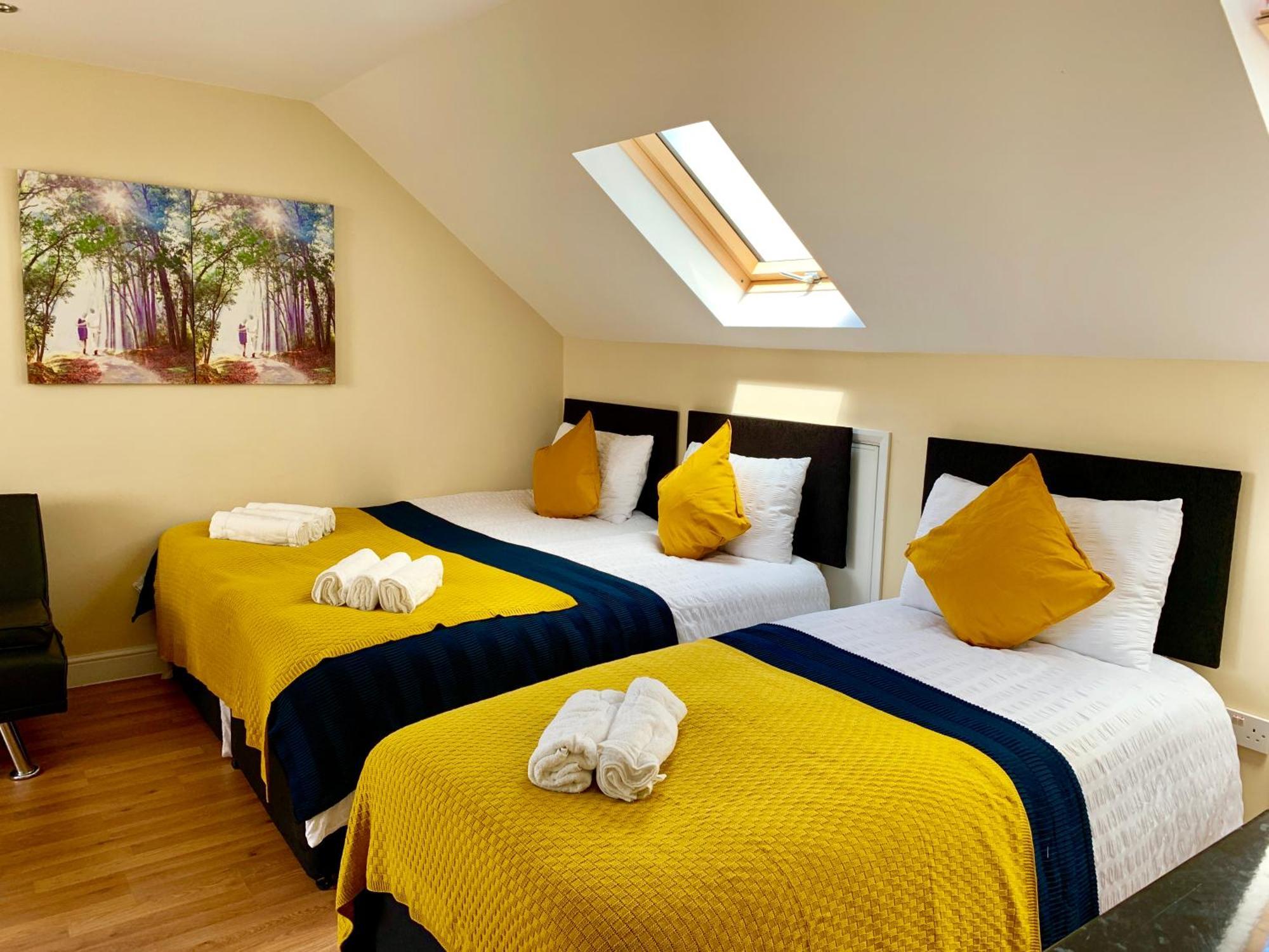 London Studio Apartments, Private Bathroom, Kitchenette, Parking, Np7 Exteriér fotografie